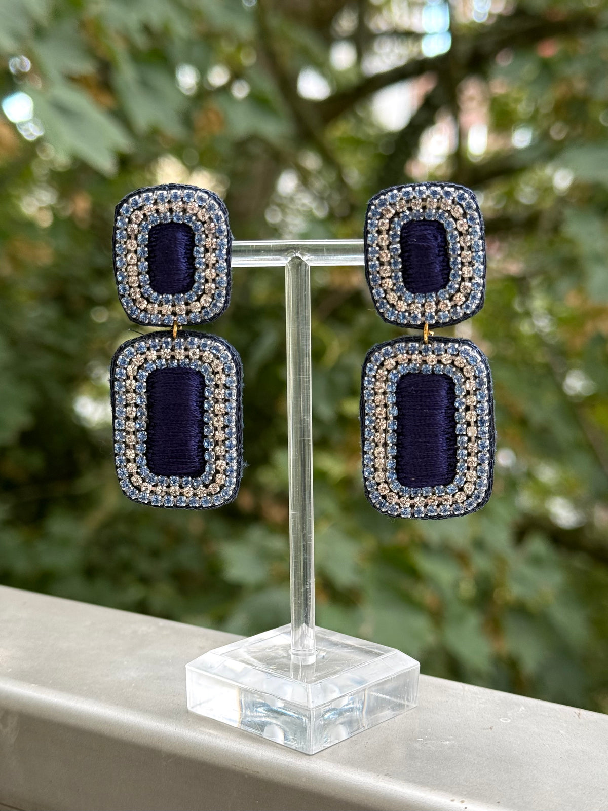 Wunderschön funkelnde Ohrringe in dunkelblau mit hellblauen und silbrigen Glitzersteinen