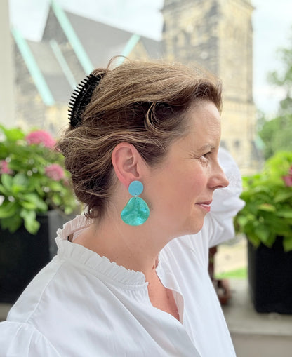 Kleiner Anhänger: edel glänzende türkisfarbene Ohrringe aus feinem Leder mit einem kleinen gewellten Anhänger