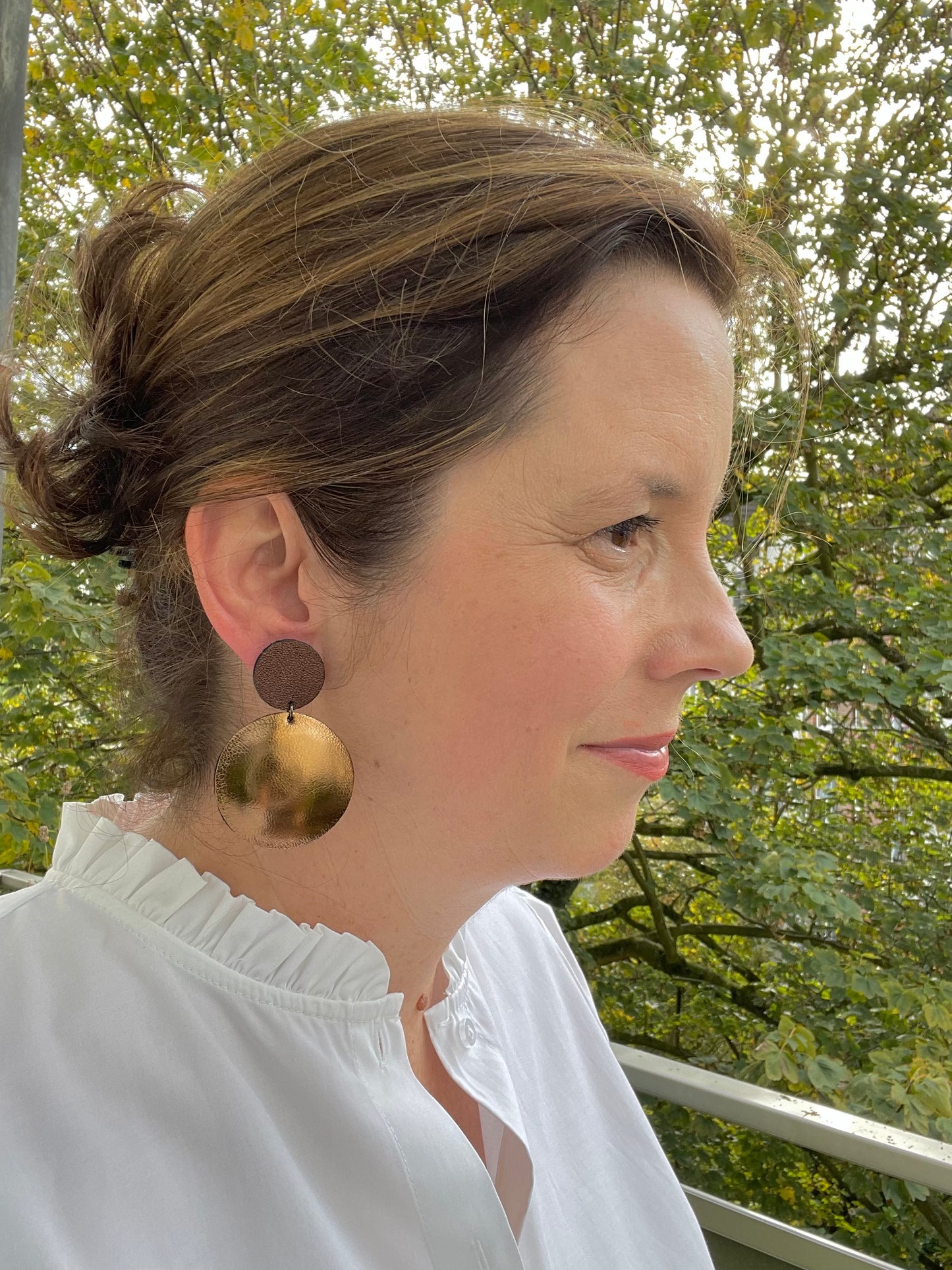 Elegante Ohrringe aus feinstem Leder mit einem runden Anhänger in edlem Bronzeton