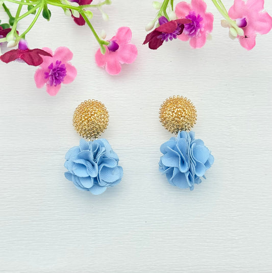 Dolly Ohrringe – hellblaue  Pompon-Ohrringe mit goldfarbenem Stecker
