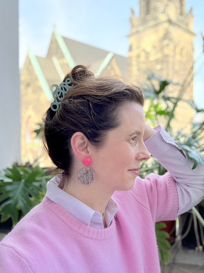 Pinke Ohrringe mit einen wunderschönen Ornament-Anhänger