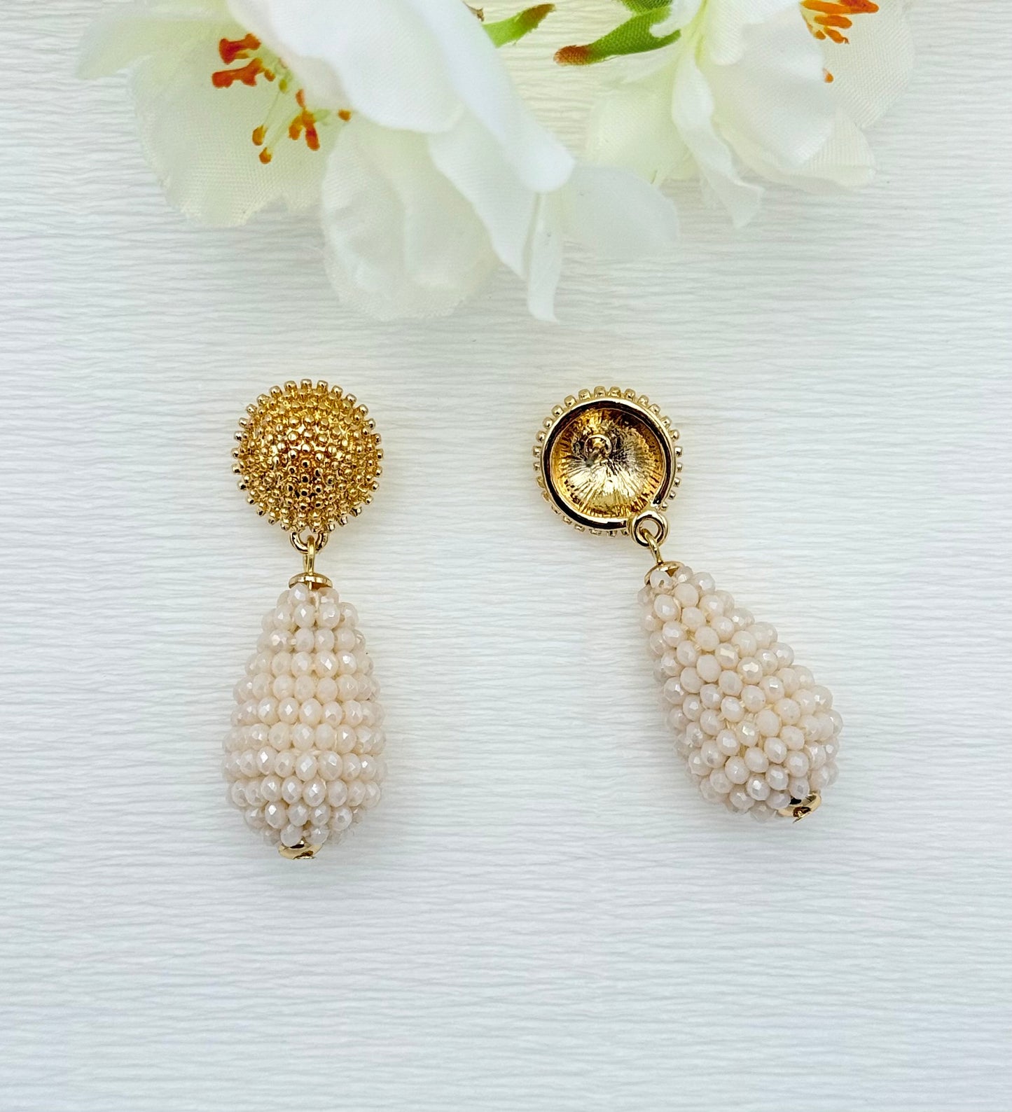 Goldene Ohrringe mit champagnerfarbenem Tropfen