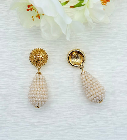 Goldene Ohrringe mit champagnerfarbenem Tropfen
