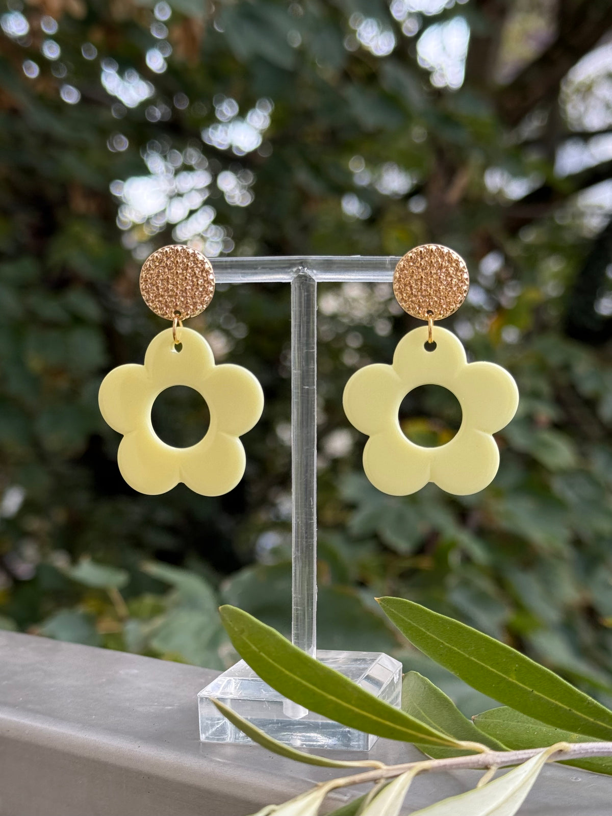 Goldene Ohrringe mit schlichtem Blumenanhänger in gelb