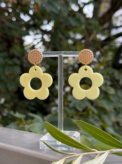 Goldene Ohrringe mit schlichtem Blumenanhänger in gelb