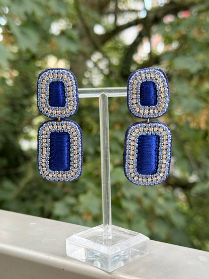 Glitzernde Ohrringe in königsblau mit hellblauen und silbrigen Glitzersteinen