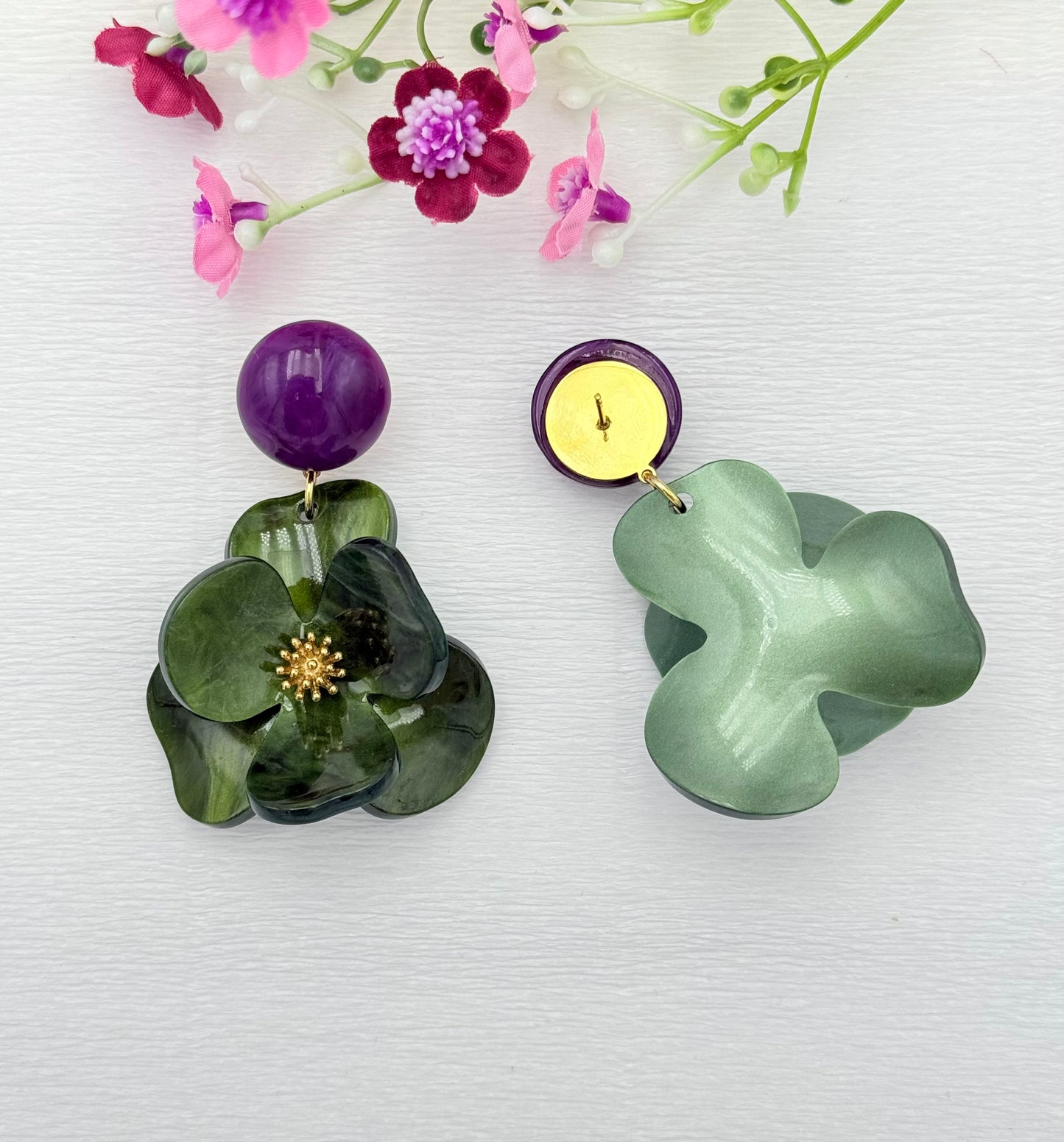 Lila Ohrringe mit großem Statement-Blumenanhänger