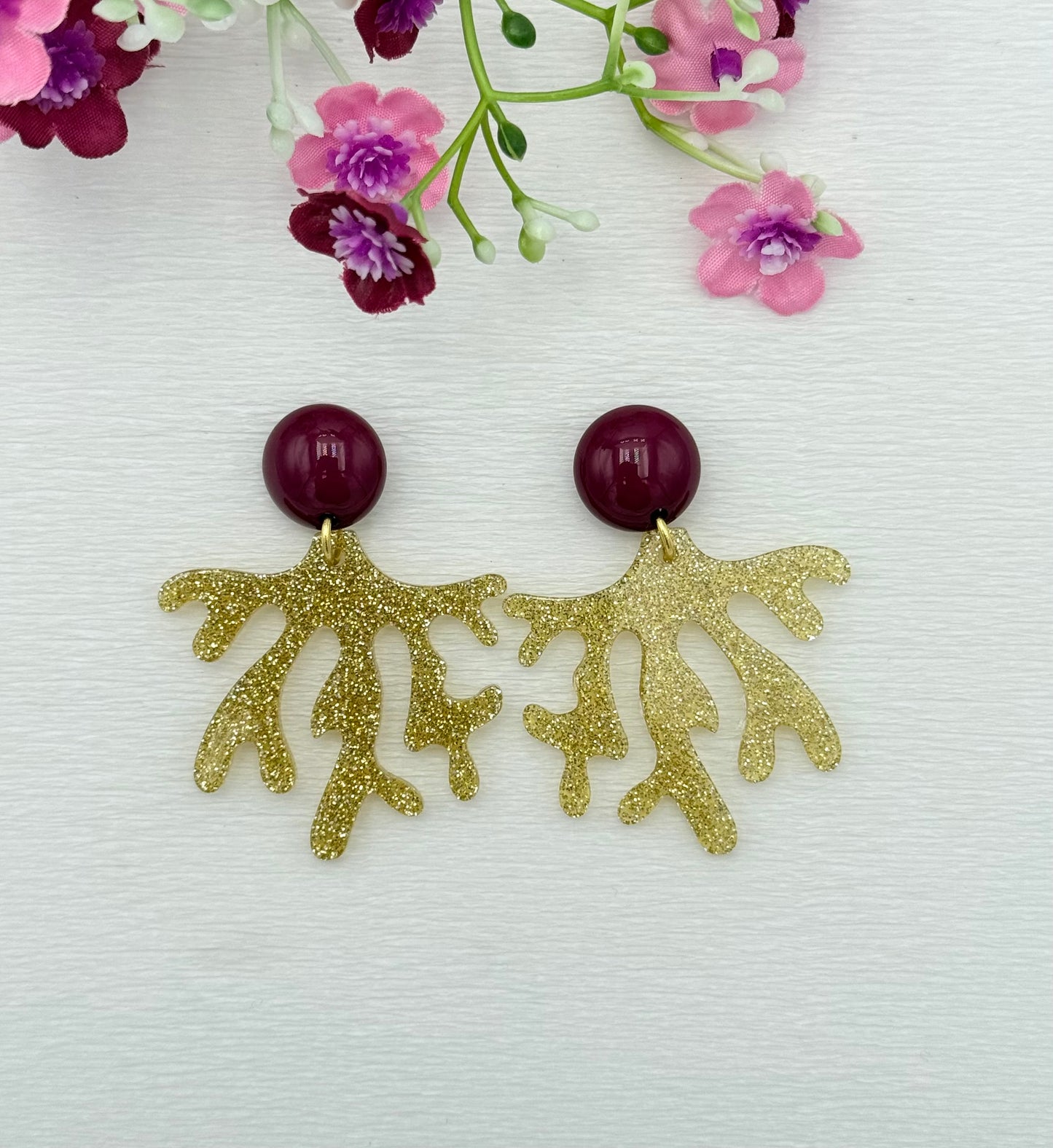 Goldene Korallenohrringe mit weinrotem Stecker