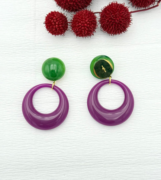 Grüne Ohrringe mit lilafarbenem Anhänger