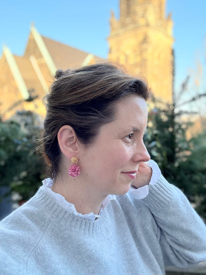 Dolly Ohrringe –  Pompon-Ohrringe in Altrosa mit goldfarbenem Stecker