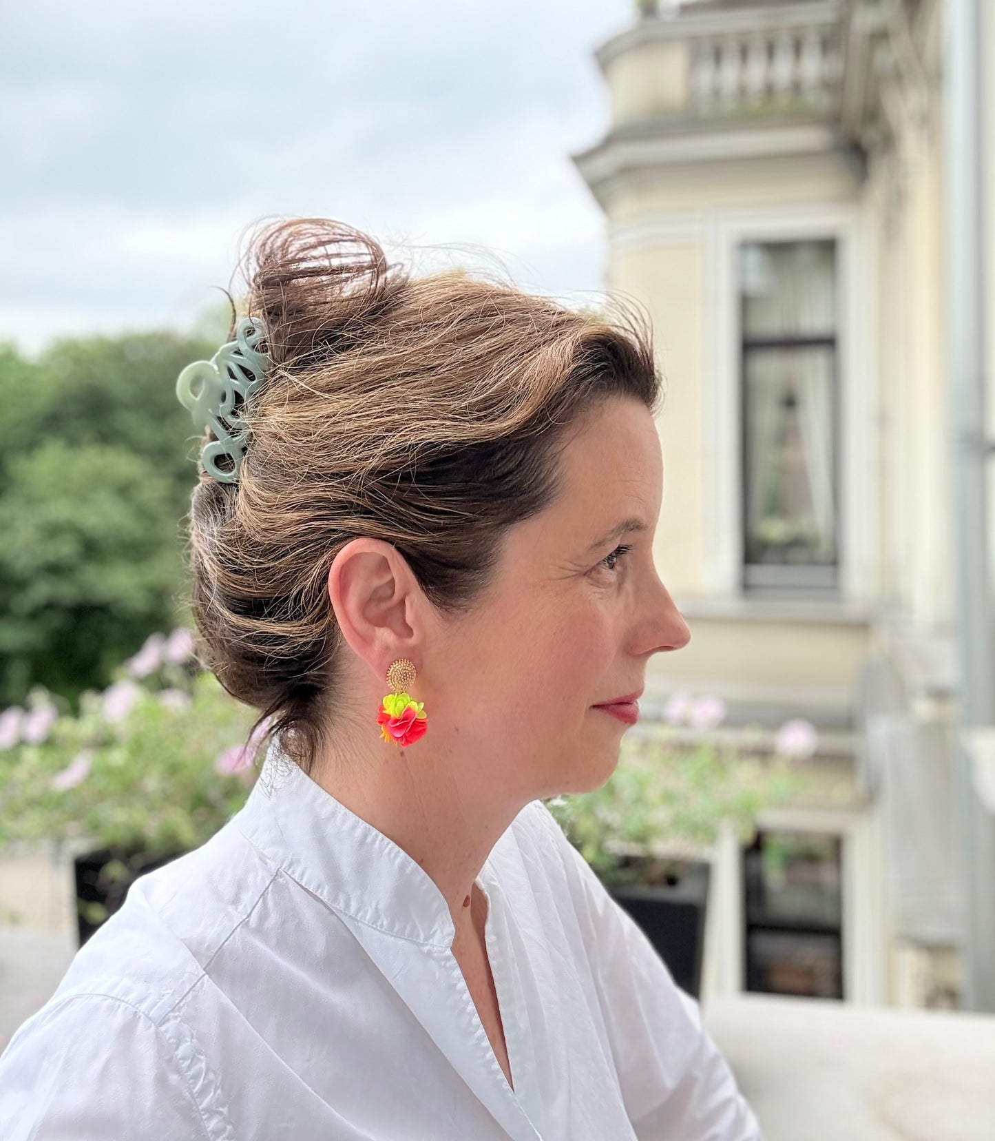 Dolly – Multicolour Pompon-Ohrringe in Neontönen mit goldfarbenem Stecker