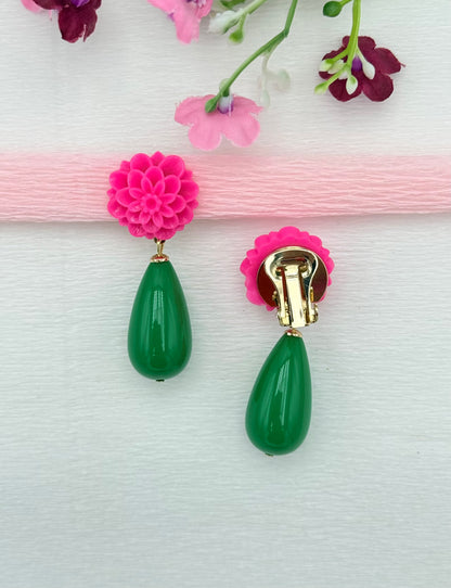 Pinke Blumen-Clips mit grünem Tropfen