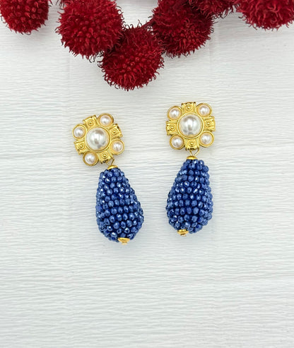 Tropfenohrringe mit blauem Anhänger und wunderschönem Stecker