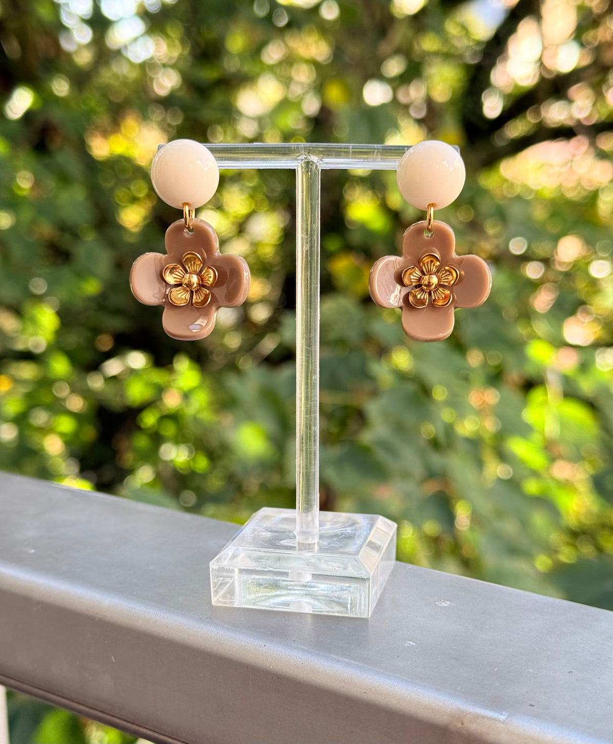 Beige Blumenohrringe - Unsere neue Kollektion Poppy Bloom
