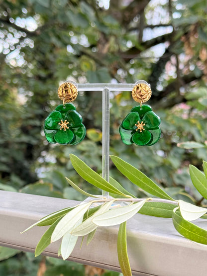 Grüne Blumenohrringe mit vergoldetem Stecker