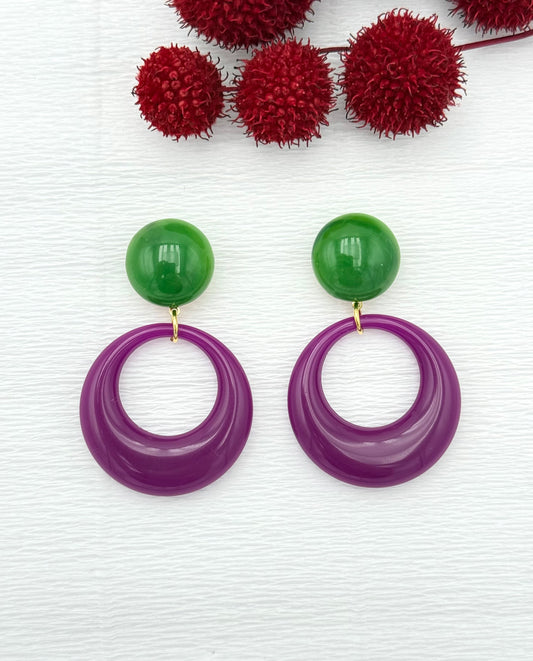 Grüne Ohrringe mit lilafarbenem Anhänger