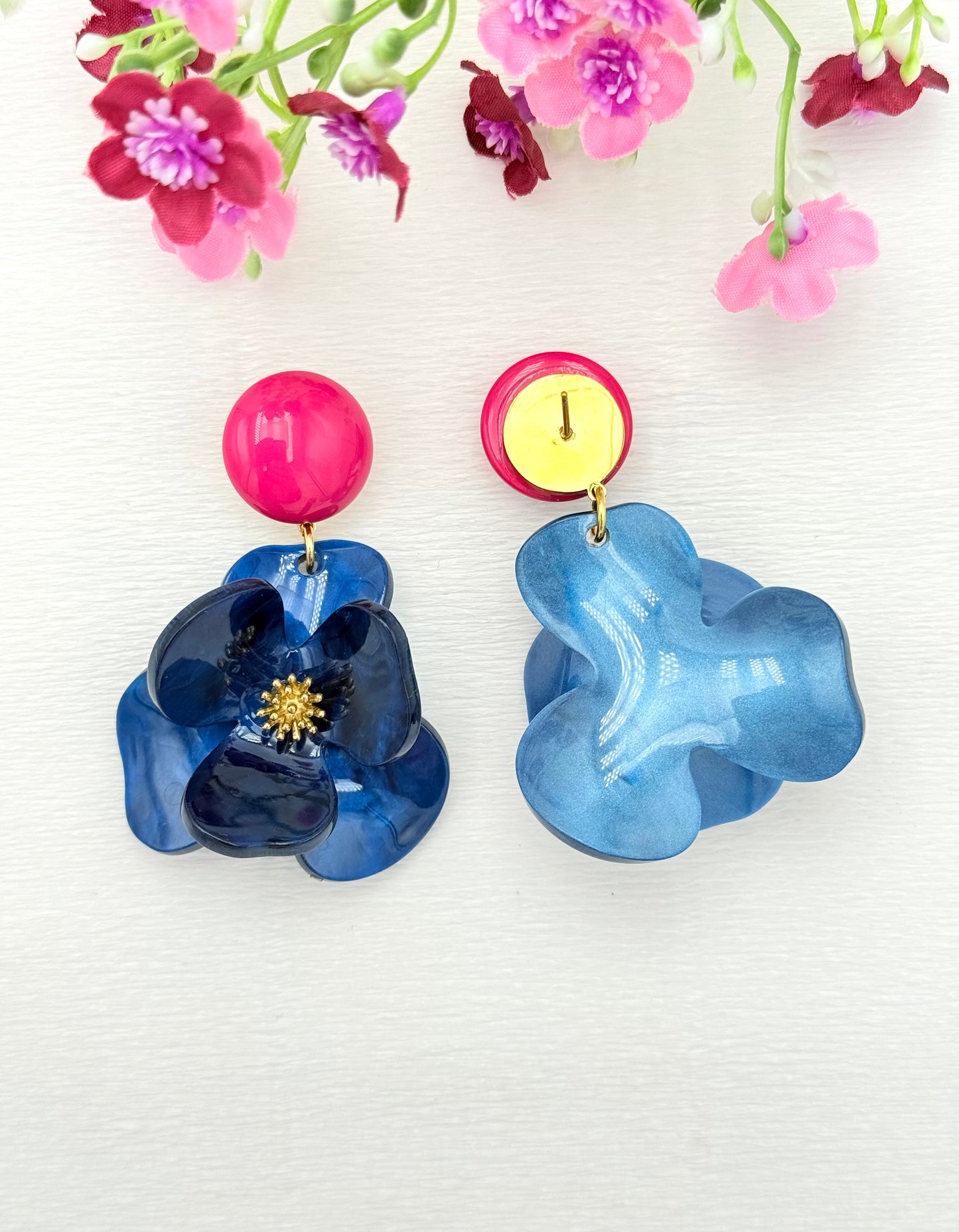 Pinke Ohrringe mit großem blauen Statement-Blumenanhänger