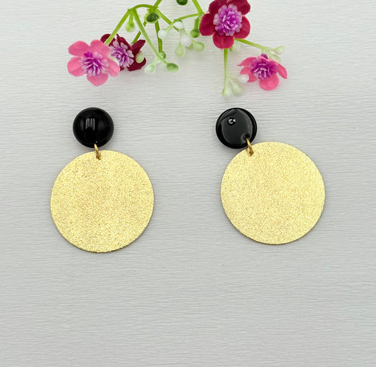 Klassisch elegant - schwarze Ohrringe mit goldenem Anhänger