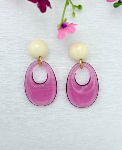 Cremefarbene Ohrringe mit Anhänger in klarem Pink