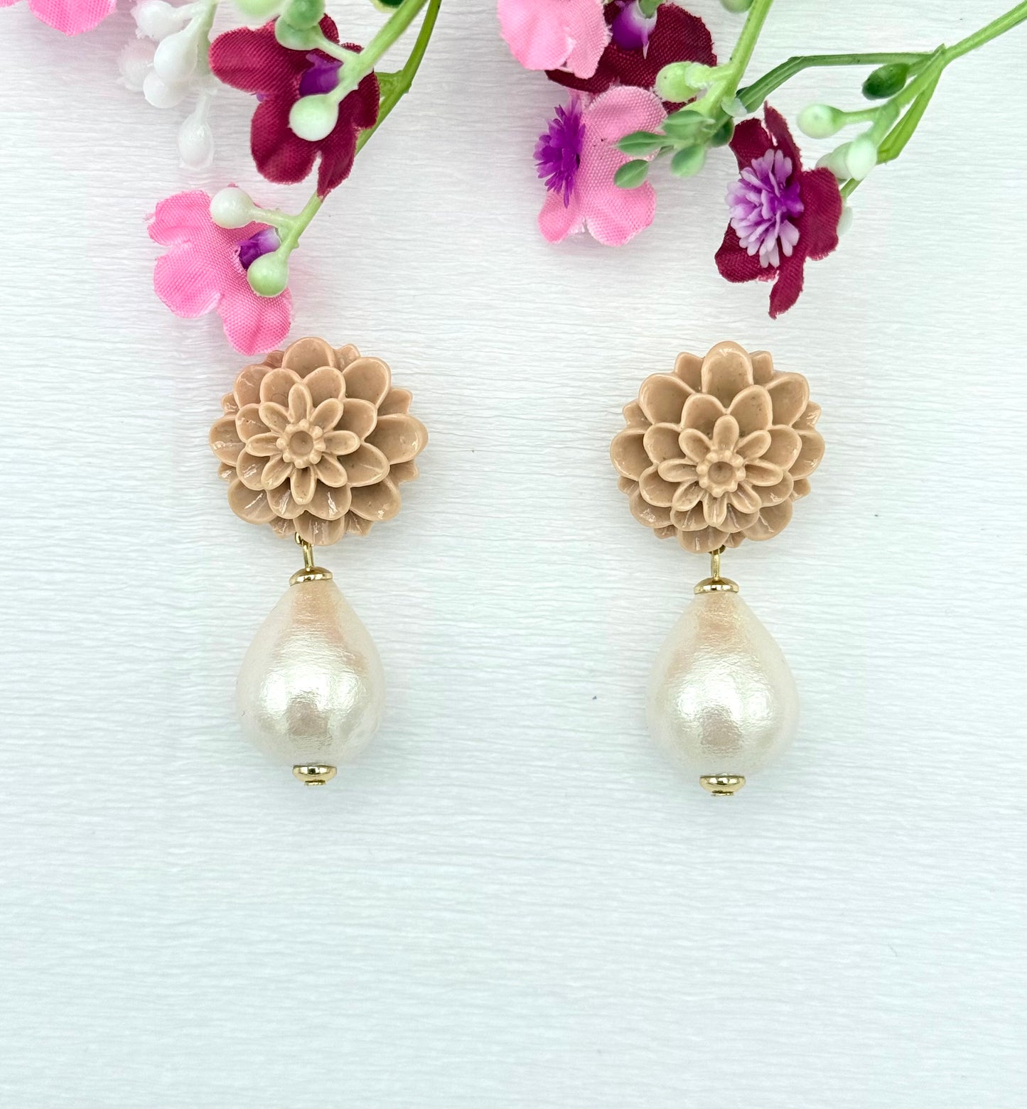 Elegante Blumenohrringe in Beige mit leichten Baumwolltropfen