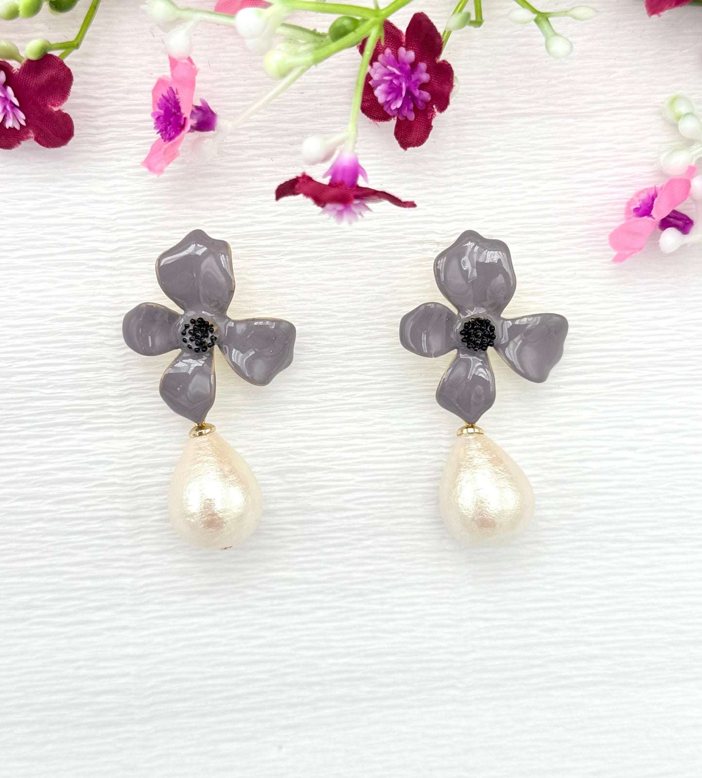 Edle Blumenohrringe in taupe mit Baumwollperle in Tropfenform