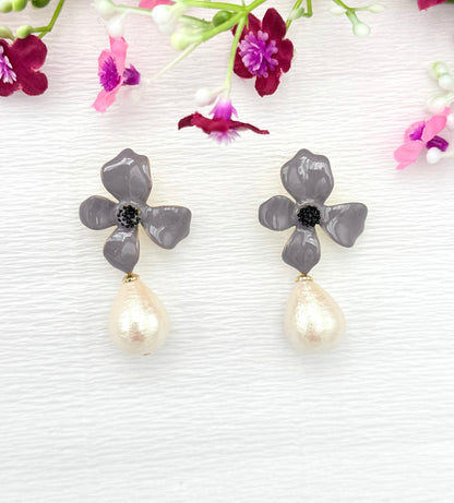 Edle Blumenohrringe in taupe mit Baumwollperle in Tropfenform