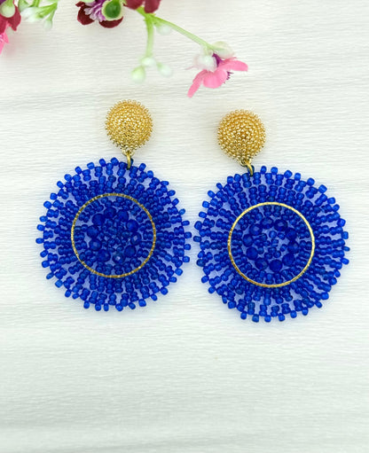 Blaue Ornament-Ohrringe mit goldfarbenem Stecker