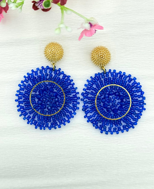 Blaue Ornament-Ohrringe mit goldfarbenem Stecker