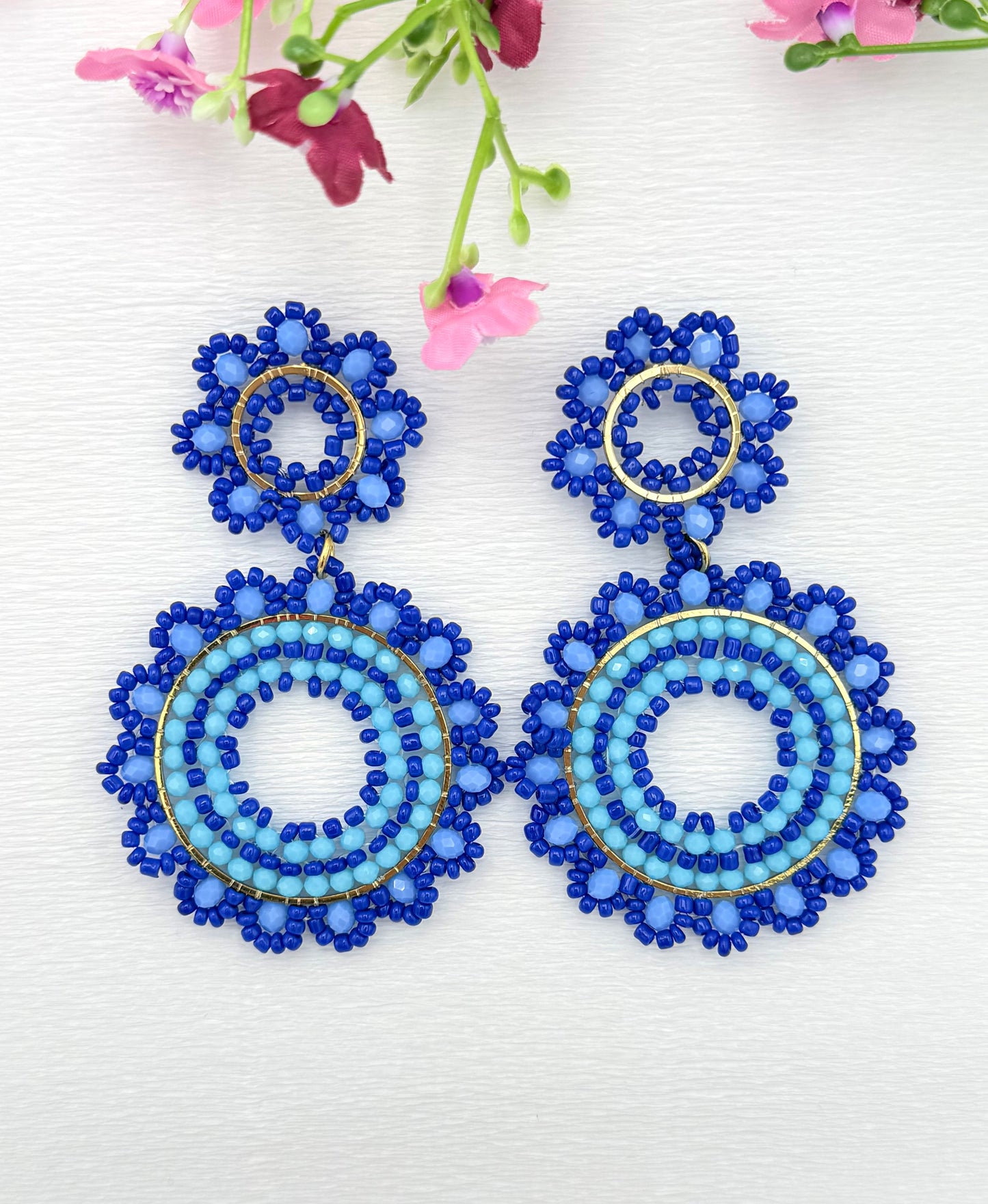 Blaue Ornament-Ohrringe