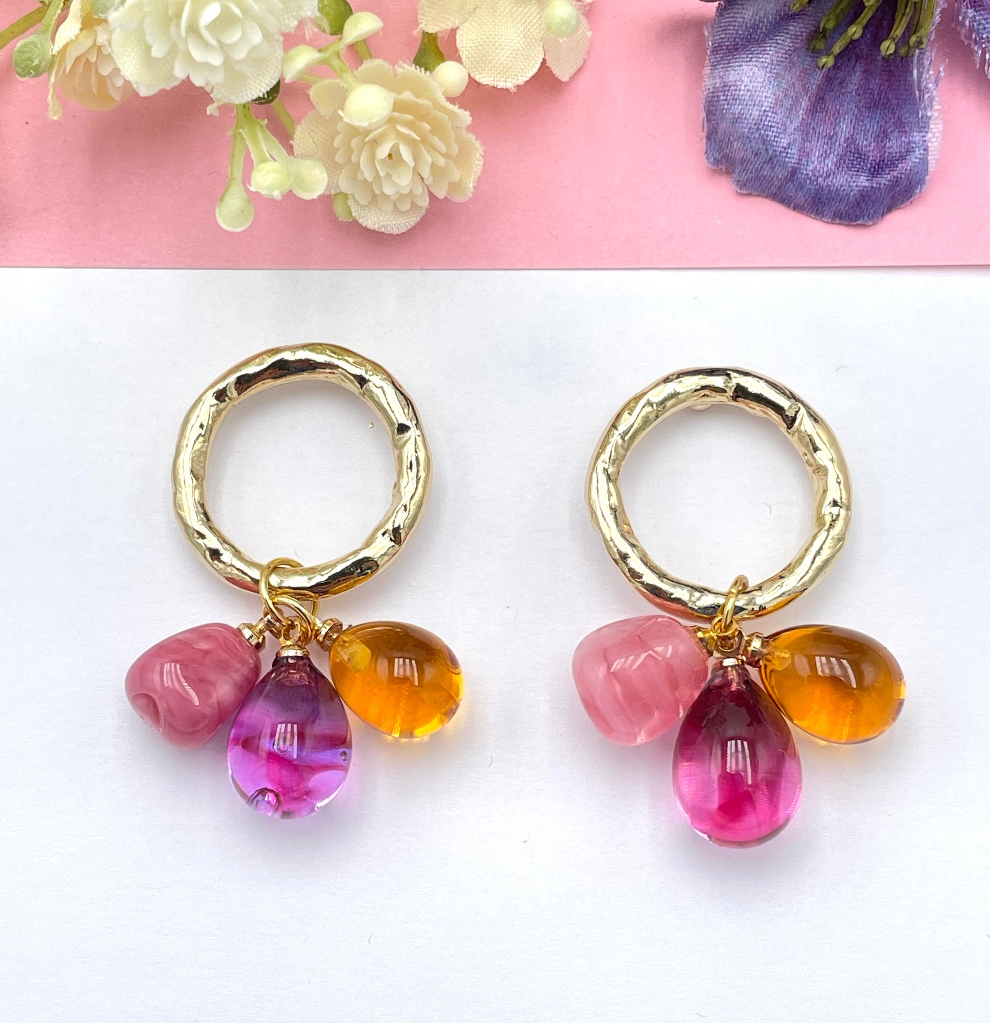 Bunte Ohrringe, Ohrringe bunt, Ohrringe mit Anhänger, Modeschmuck Ohrringe, hochwertiger Modeschmuck, Onlineshop Ohrringe, Statementohrringe, klassische Ohrringe, Julilein Ohrringe, Ohrringe mit Muranoglas, auffällige Ohrringe