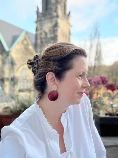 Leichte Lederohrringe in Bordeaux und Gold - den angesagten Trendfarben