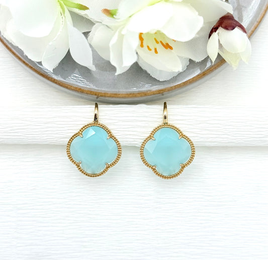 hellblaue Ohrringe, Ohrringe hellblau, Ohrringe mit Kleeblatt, Kleeblattohrringe, Ohrringe Kleeblatt, Kleeblatt Ohrringe, Glitzer Ohrringe, Ohrringe glitzer, Modeschmuck Ohrringe, hochwertiger Modeschmuck, Onlineshop Ohrringe