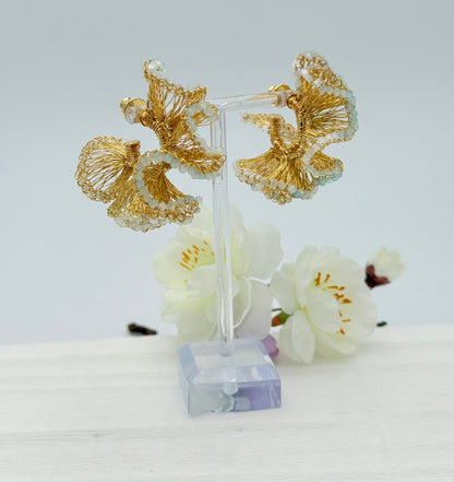 Kunstvolle Statement-Creolen in gold und hellblau