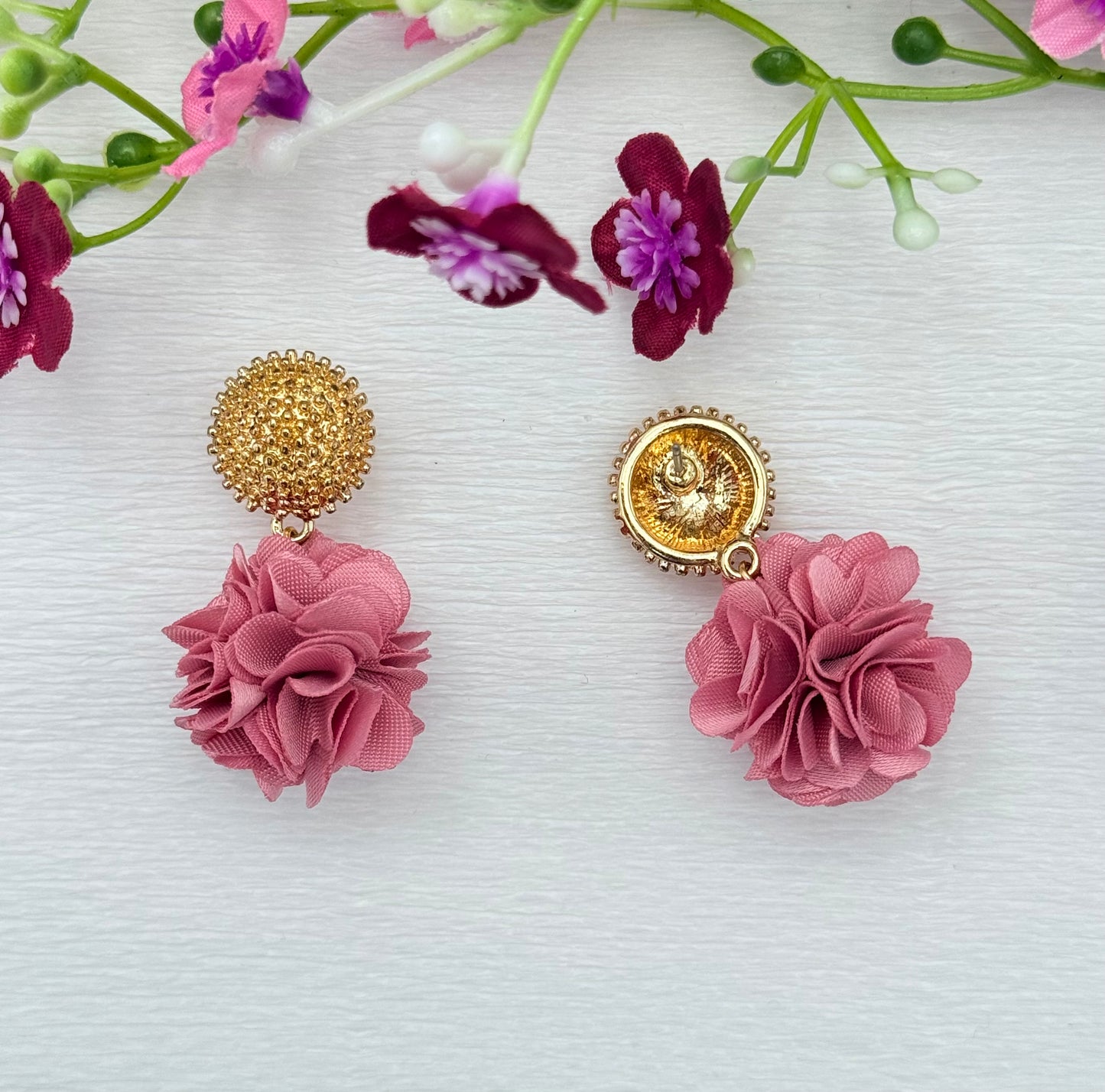 Dolly Ohrringe –  Pompon-Ohrringe in Altrosa mit goldfarbenem Stecker