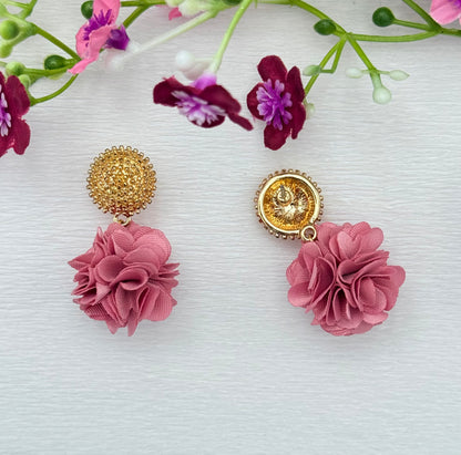 Dolly Ohrringe –  Pompon-Ohrringe in Altrosa mit goldfarbenem Stecker