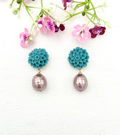 Petrolfarbene Blumenohrringe mit echter Mallorcaperle