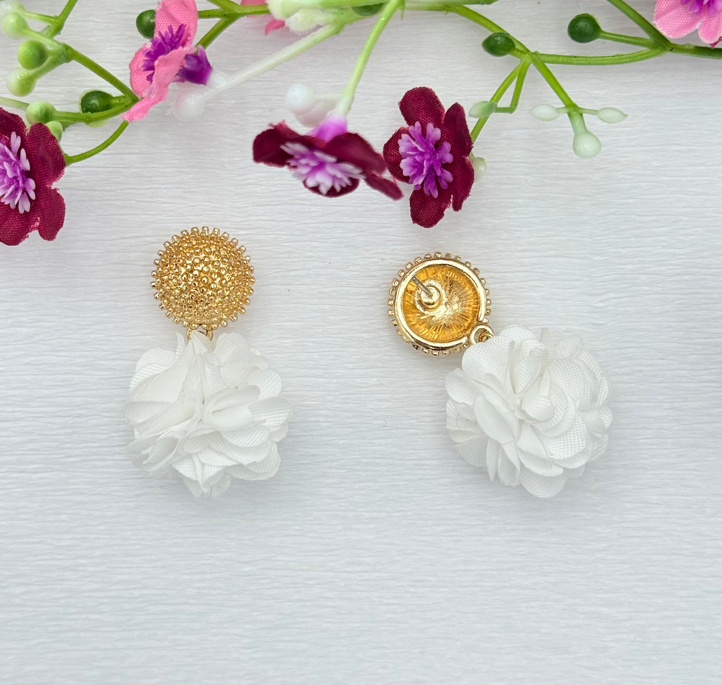 Dolly Ohrringe – Weiße Pompon-Ohrringe mit goldfarbenem Stecker