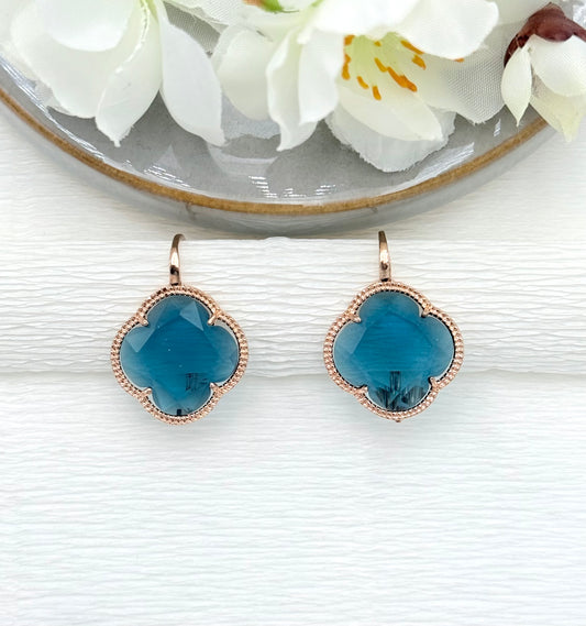 Blaue Ohrringe, Ohrringe blau, Ohrringe mit Kleeblatt, Kleeblattohrringe, Ohrringe Kleeblatt, Kleeblatt Ohrringe, Glitzer Ohrringe, Ohrringe glitzer, Modeschmuck Ohrringe, hochwertiger Modeschmuck, Onlineshop Ohrringe