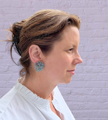 Edle Ohrringe in Form einer kleinen himmelblauen Blüte - SALE (statt 109,95 €)