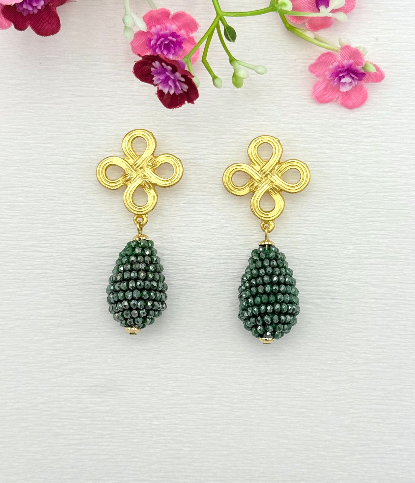 Grüne Tropfenohrringe mit goldenem Stecker