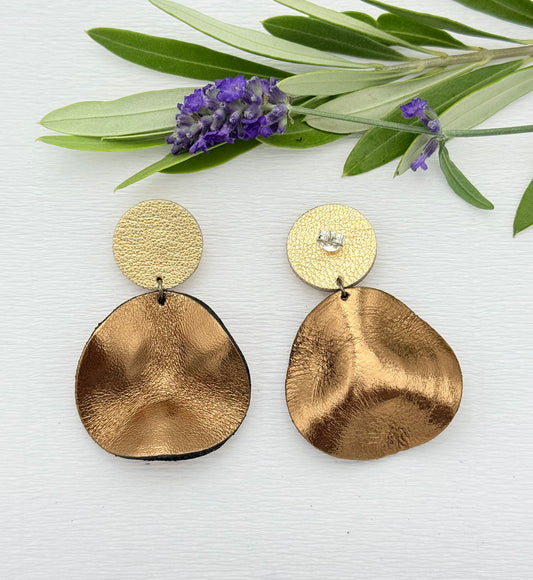 Goldbronzene Ohrringe aus Leder mit einem kleinen gewellten Anhänger