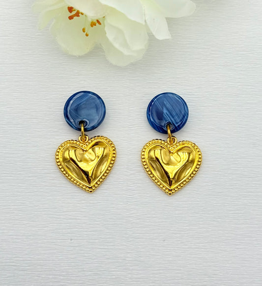 Goldene Herzohrringe mit blauem Stecker