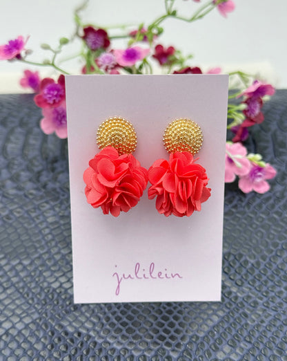 Dolly Ohrringe –  Pompon-Ohrringe in Lachsrosa mit goldfarbenem Stecker