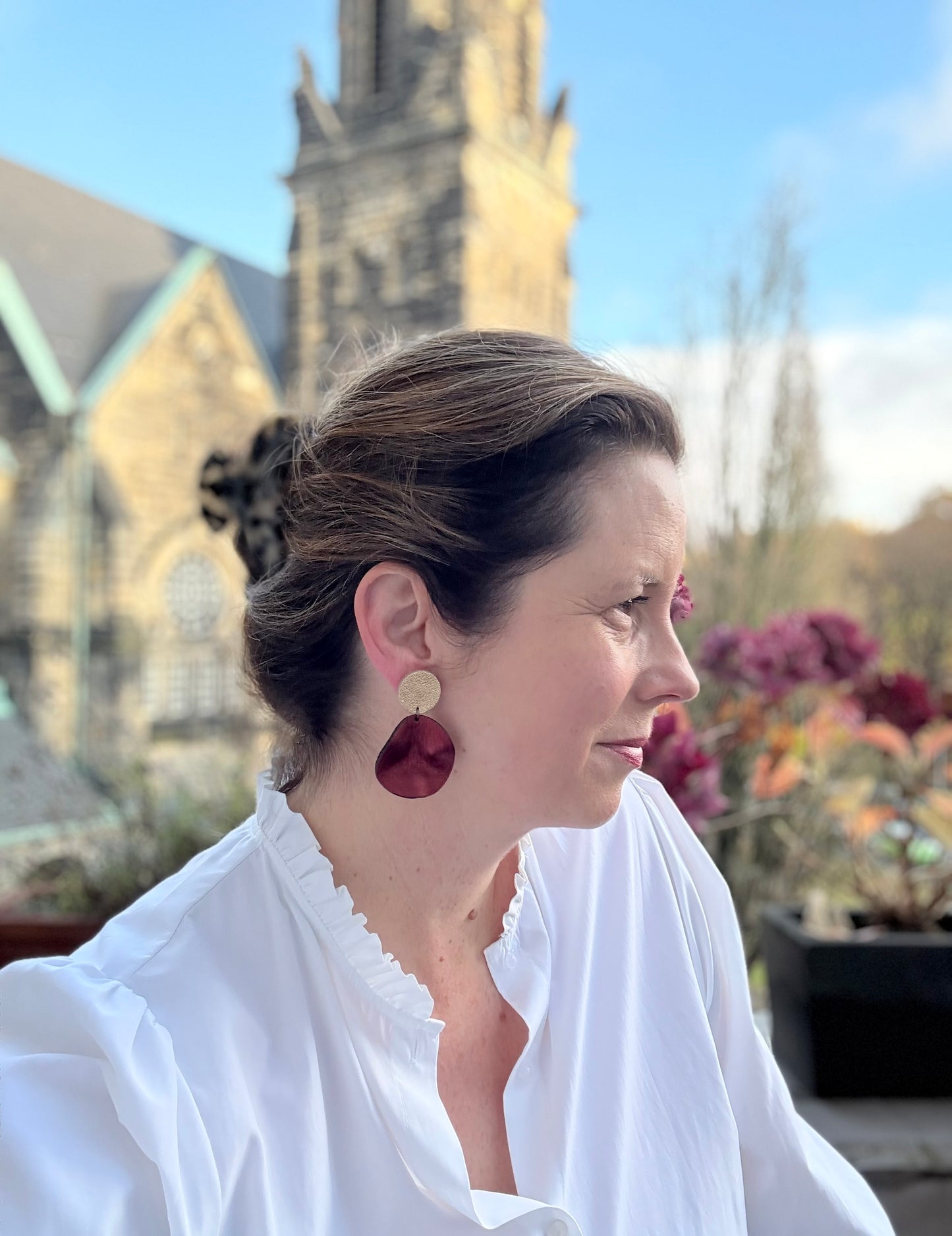 Bordeauxrote Ohrringe aus feinem Leder mit einem kleinen gewellten Anhänger