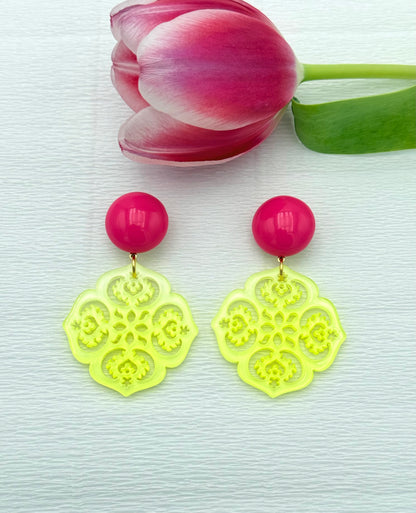 Pinke Ohrringe mit Ornament in neongelb