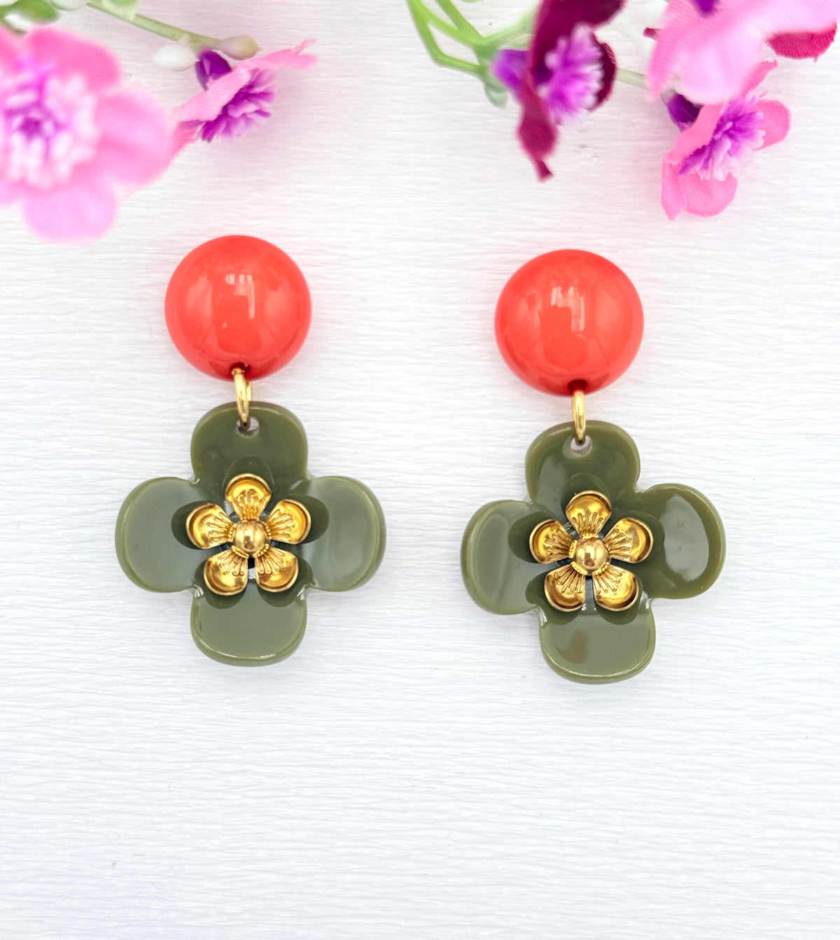 Khakifarbene Blumenohrringe - Unsere neue Kollektion Poppy Bloom