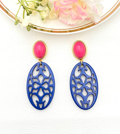 Pinker Stecker mit blauem Ornament-Anhänger