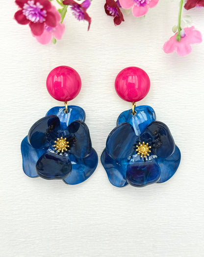 Pinke Ohrringe mit großem blauen Statement-Blumenanhänger