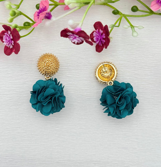 Dolly Ohrringe –  Pompon-Ohrringe in Petrolgrün mit goldfarbenem Stecker