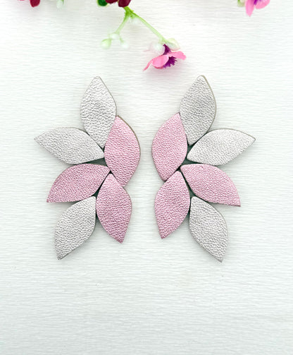Unsere Sommer-Lieblinge. Rosa silbrig schimmernde Ohrringe aus feinem Leder